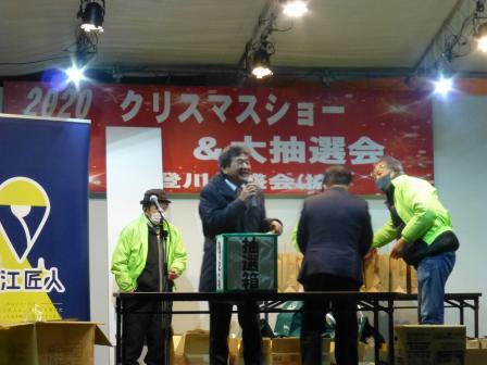 写真：クリスマスショー＆年末大抽選会で挨拶をする市長
