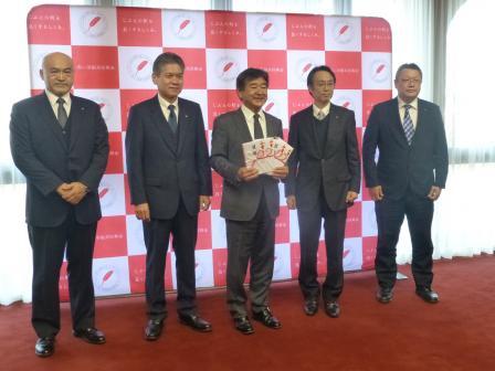 写真：募金の贈呈を受ける市長