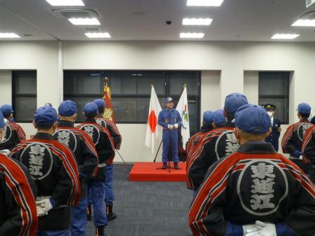 写真：市消防団年末特別警戒激励式で挨拶をする市長