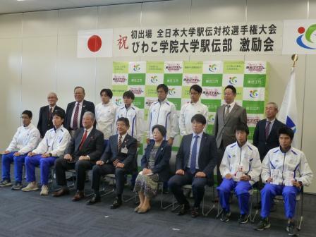 写真：駅伝部の皆さんと記念撮影する市長