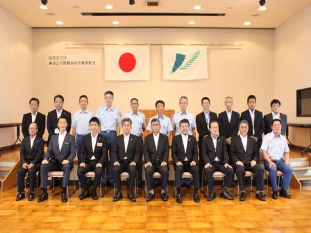 写真：行政組合のみなさんと藤澤氏と記念撮影する市長