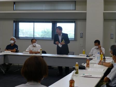 写真：連絡会代表者会議で挨拶をする市長