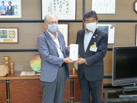 写真：寄付金の贈呈を受ける市長