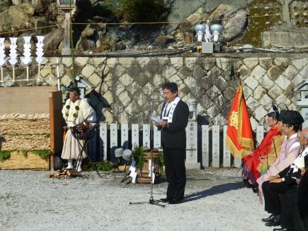 写真：お火焚き大祭で挨拶をする市長
