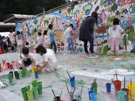 写真：東近江市の絵を描く子どもたち