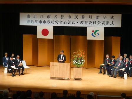 写真：式典で挨拶をする市長
