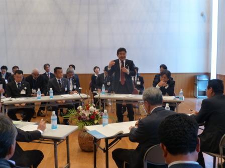 写真：湖東地区まちづくり懇談会で挨拶をする市長