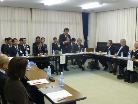 写真：五個荘地区まちづくり懇談会で挨拶をする市長