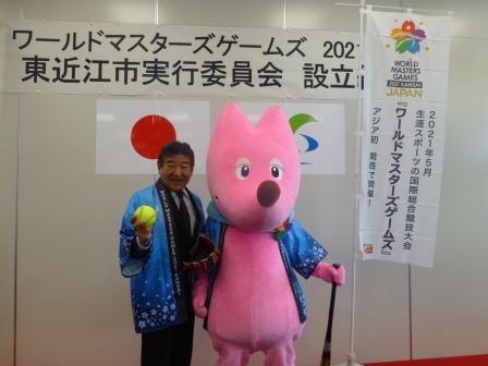 写真：イベントキャラクターのスフラと記念撮影する市長