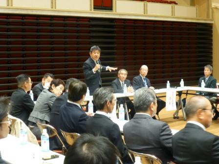 写真：能登川地区まちづくり懇談会で挨拶をする市長