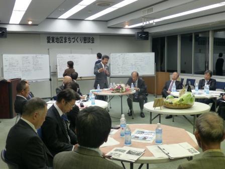 写真：愛東地区まちづくり懇談会で挨拶をする市長