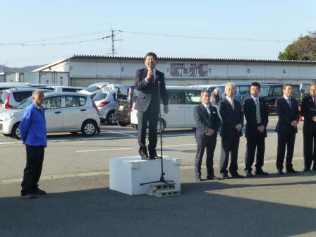 おいでやす日曜市で挨拶をする市長