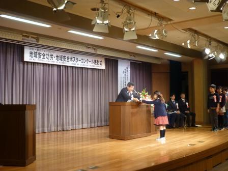 写真：ポスターコンクールの受賞者へ表彰状授与する市長