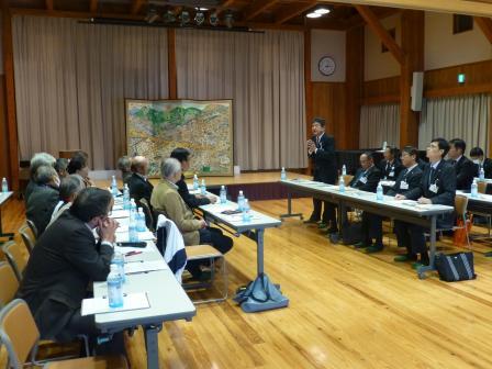 写真：八日市地区まちづくり懇談会で挨拶をする市長
