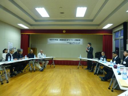 写真：御園地区まちづくり懇談会で挨拶をする市長