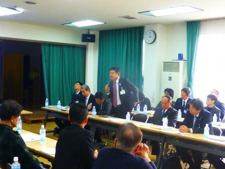 写真：市辺地区まちづくり懇談会で挨拶をする市長