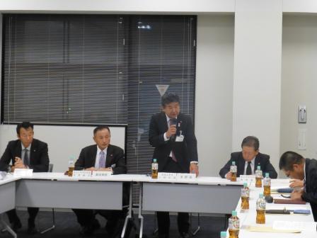 写真：消防協会東近江支部評議員会で挨拶をする市長