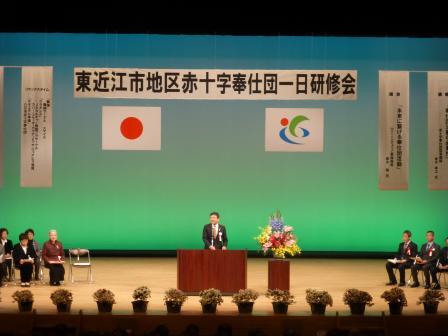 写真：赤十字奉仕団一日研修会で挨拶をする市長