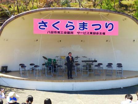 写真：さくらまつりで挨拶をする市長