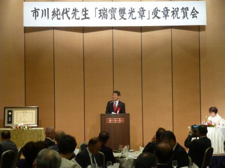 写真：前教育長叙勲祝賀会で挨拶をする市長