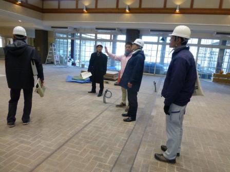 写真：改修工事の現場視察をする市長1