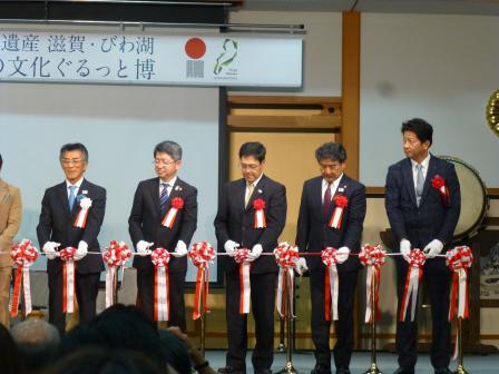 写真：オープニングイベントでテープカットを行う市長