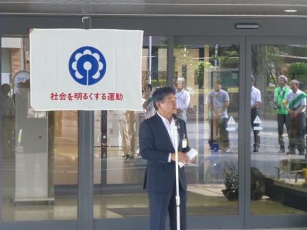 写真：メッセージ伝達式で挨拶をする市長