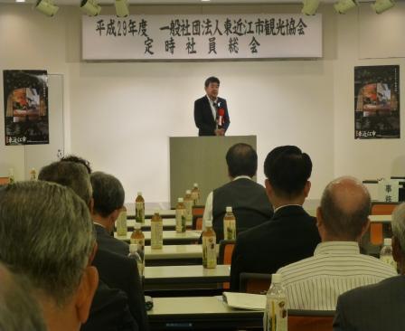 写真：観光協会定時社員総会で挨拶をする市長