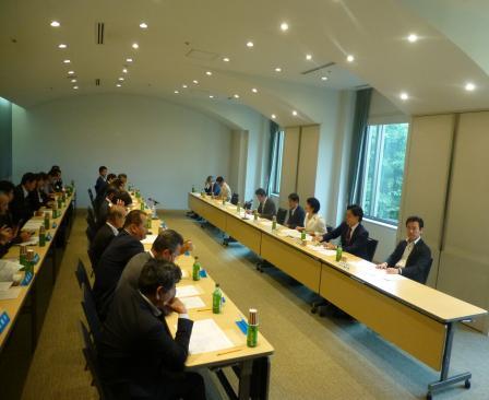 写真：地元選出国会議員と懇談する県内市長