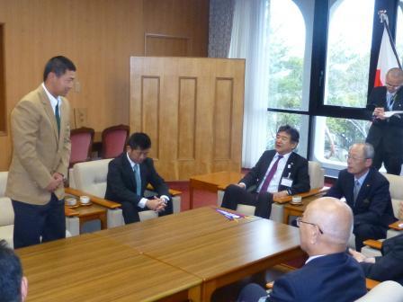 写真：結果報告を受ける市長