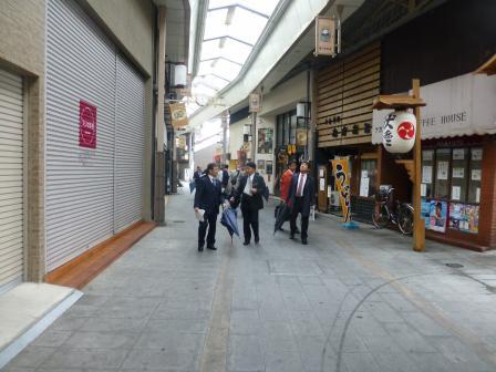写真：本町商店街を視察する市長ら