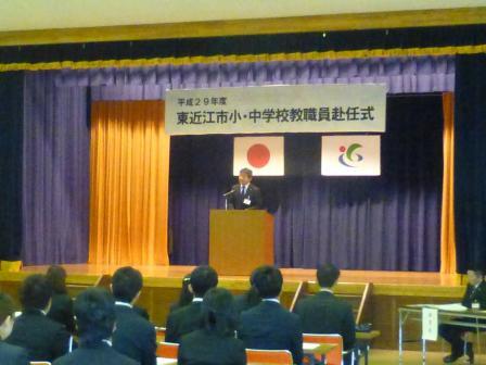 写真：小中学校教職員赴任式で挨拶する市長