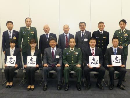 写真：入隊者らと記念撮影する市長