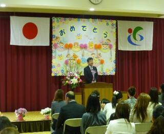 写真：湖東ひばり幼児園で祝辞を述べる市長