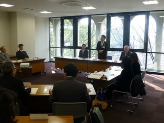 写真：教育会議で挨拶する市長