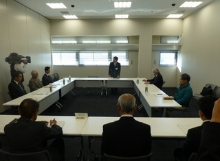 写真：大凧事故調査検討委員会で発言する市長