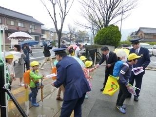 写真：児童に啓発活動を行う市長ら