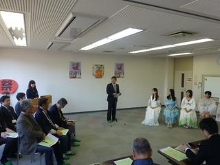 写真：風の女神委嘱式で挨拶する市長