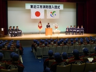 写真：消防団入団式で挨拶する市長