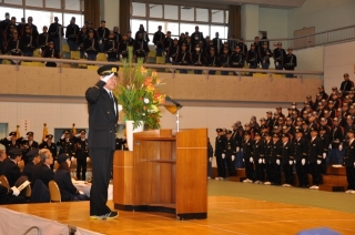 写真：市消防出初式で挨拶をする市長