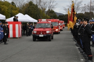 写真：消防車を見送る市長