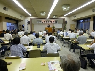 写真：晴耕塾のイベントであいさつをする市長