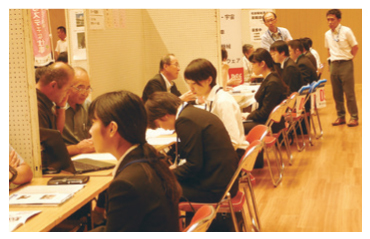 写真：合同就職面接会の様子