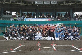 写真：マウンド近くで選手たちによる記念撮影