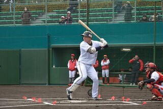 写真：打席に立つ茶野選手