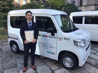 写真：協賛いただいたラッピング車両1