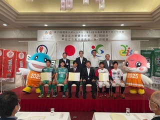 写真:会長、副会長およびPRアンバサダーの記念撮影