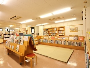 愛東図書館館内写真