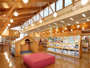 写真:湖東図書館館内