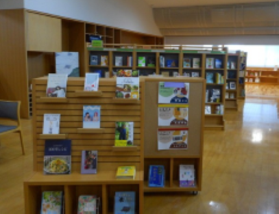 写真：いきいきコーナー書架